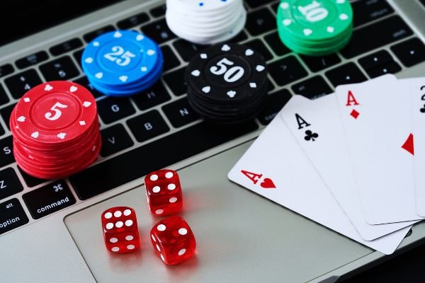 Pertandingan esports dengan tim pemain profesional di panggung